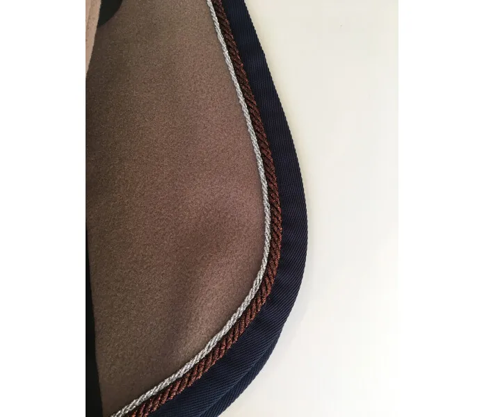 fleece brun bronsvit kant kuva